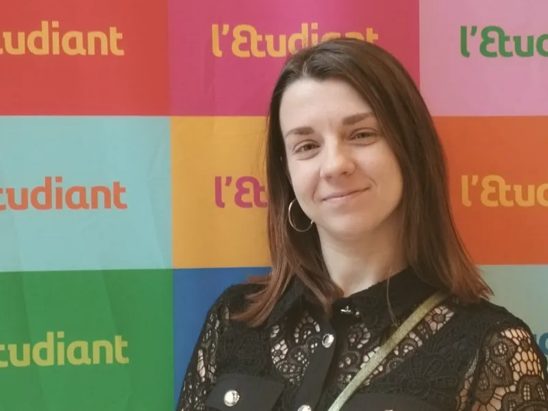 Anastasia Laroche pose avec une bannière de l'Etudiant en fond