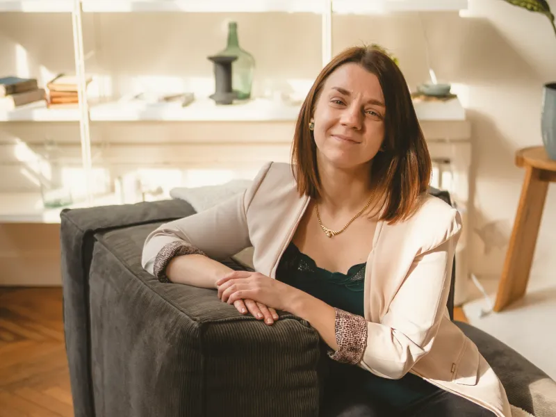 Portrait d'Anastasia Laroche assise sur un fauteuil